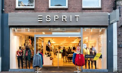 Eine Filiale von Esprit mit Kleidungsstücken am Eingang.