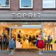 Eine Filiale von Esprit mit Kleidungsstücken am Eingang.
