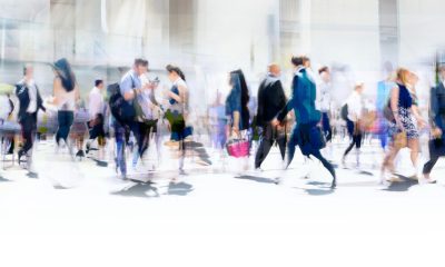 Symbolbild: Der Fachkräftemangel bedroht die Wirtschaft: Warum Unternehmen neue Wege im Recruiting gehen müssen